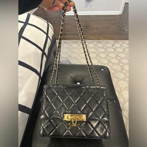 CHANEL LIMITED DESIGN LAMBSKIN BAG. EXCELLENT CONDITION W/ BOX, DUST BAG & PAPER - Picture 1 of 9